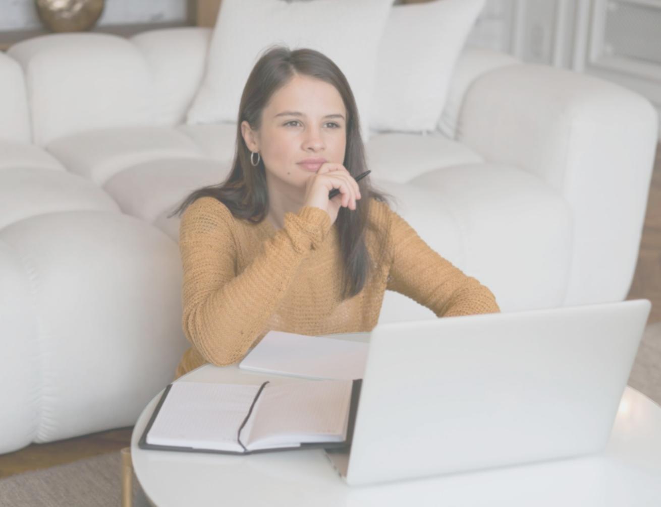 Ambiente di coaching professionale con materiali di lavoro e notebook aperti